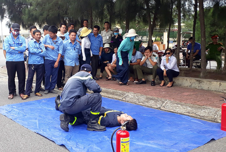 Cán bộ, nhân viên Cảng hàng không Đồng Hới tham gia tập huấn thực hành các kỹ năng cứu nạn cứu hộ.