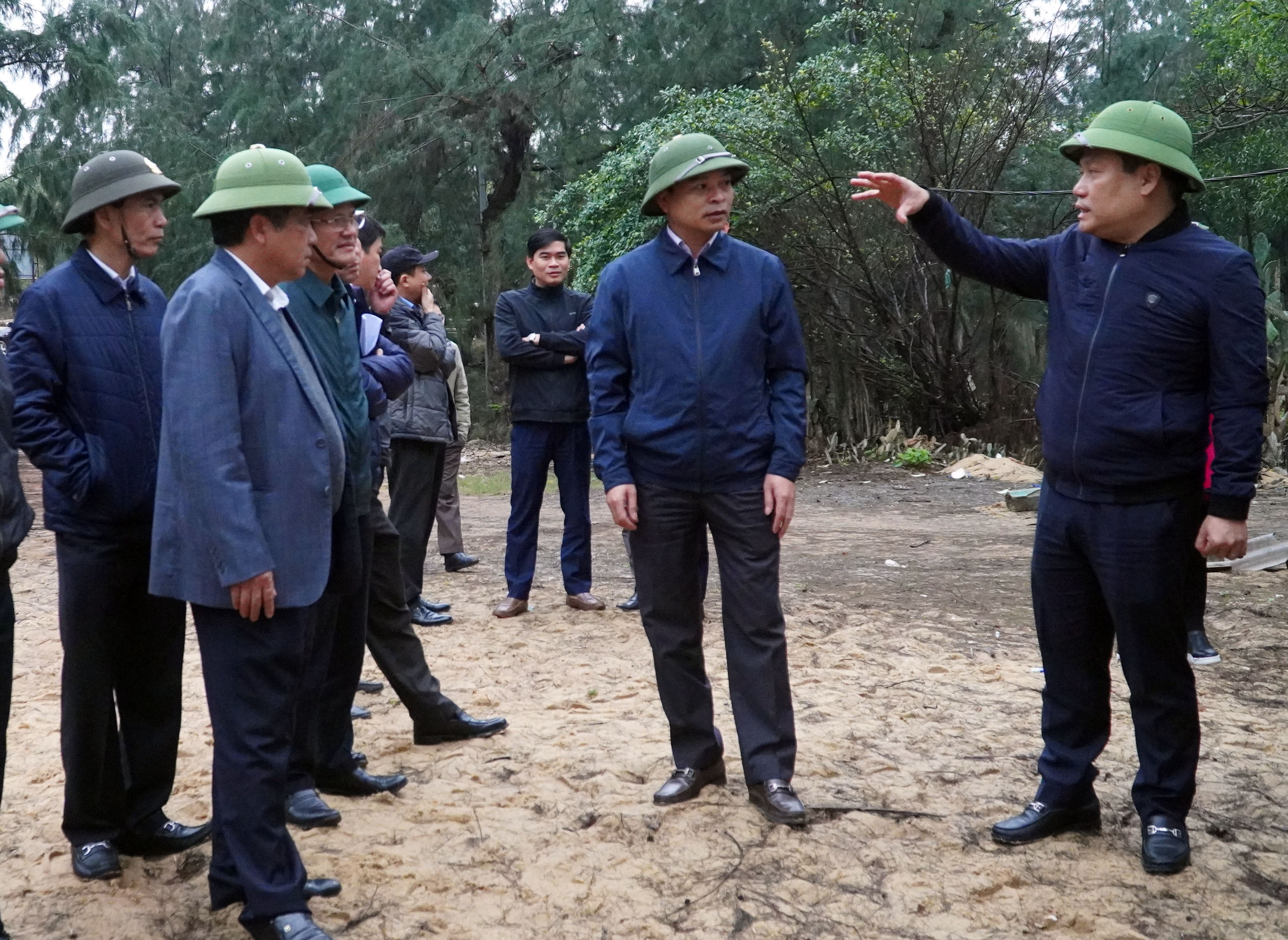 Đồng chí Bí thư Tỉnh ủy và đoàn công tác kiểm tra thực địa các dự án trên địa bàn huyện Quảng Trạch.