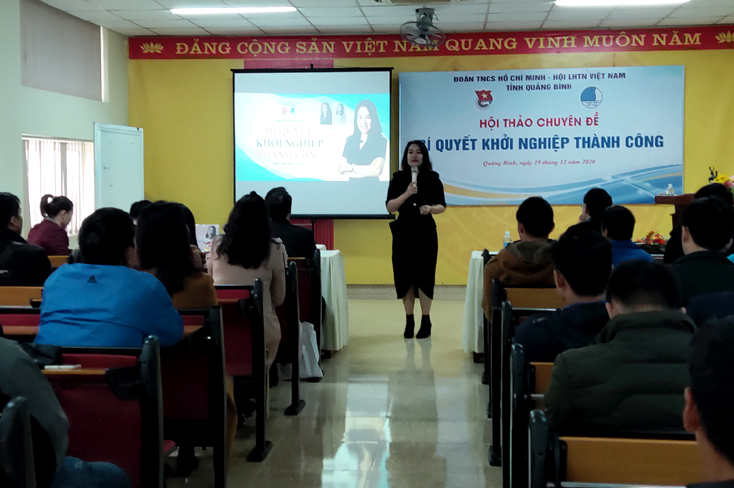 Doanh nhân, diễn giả Nguyễn Mến chia sẻ kinh nghiệm với các đoàn viên, thanh niên khởi nghiệp.