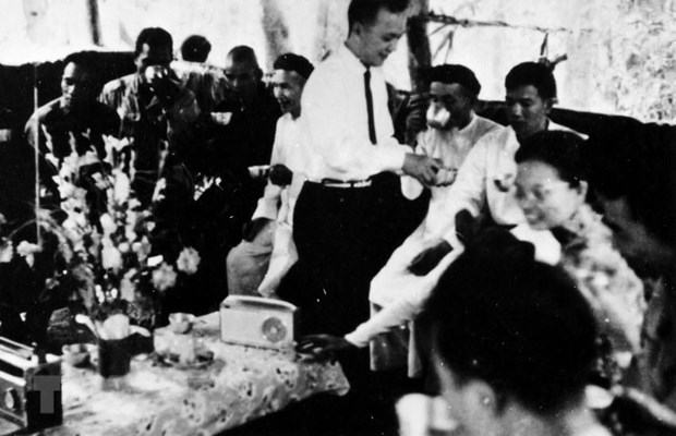 Luật sư Nguyễn Hữu Thọ, Chủ tịch Ủy ban Trung ương lâm thời Mặt trận Dân tộc Giải phóng miền Nam Việt Nam với đại biểu cao giới tham dự Đại hội Mặt trận Dân tộc Giải phóng miền Nam Việt Nam. (Ảnh: TTXVN)