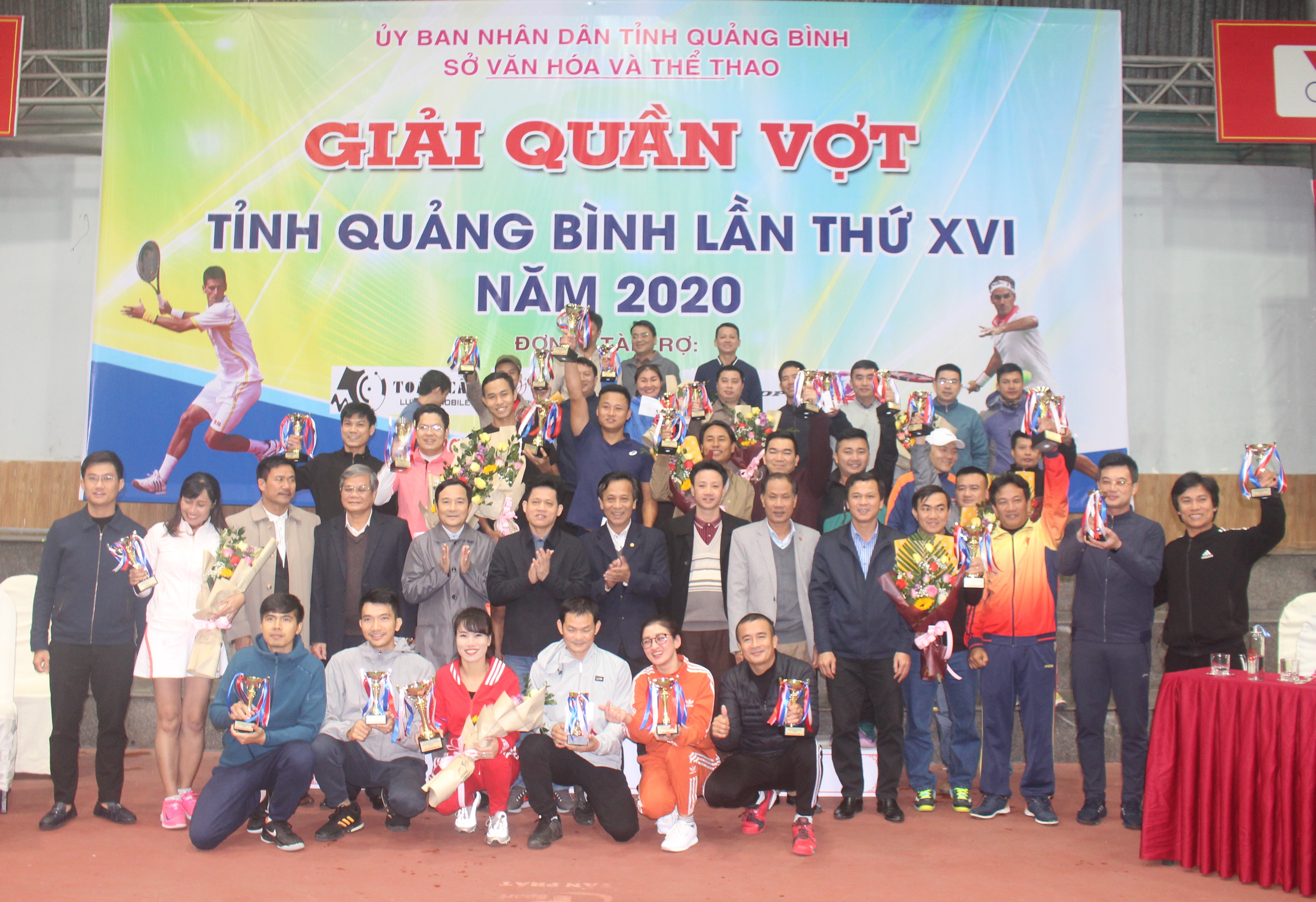 Đồng chí Trưởng ban Dân vận Tỉnh ủy Lê Văn Bảo và các đồng chí trong Ban tổ chức trao giải cho các VĐV đoạt giải.