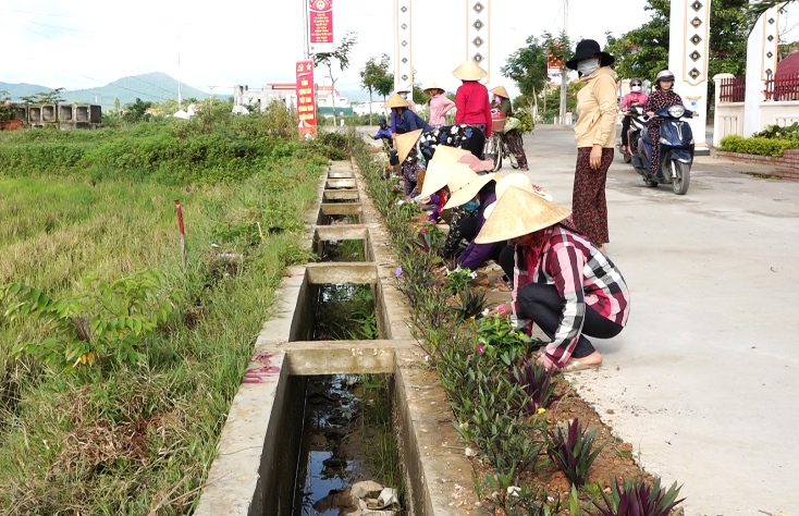  Phụ nữ xã Quảng Lộc chung tay làm đường hoa góp phần thay đổi diện mao NTM 