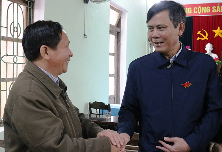 Đồng chí Trần Thắng, Phó Bí thư tỉnh ủy, Chủ tịch UBND tỉnh trò chuyện với cử tri xã Quảng Sơn, thị xã Ba Đồn
