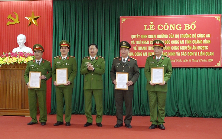 Lãnh đạo Công an tỉnh trao Quyết định khen thưởng của Bộ trưởng Bộ Công an cho Ban Chuyên án và các đơn vị liên quan.