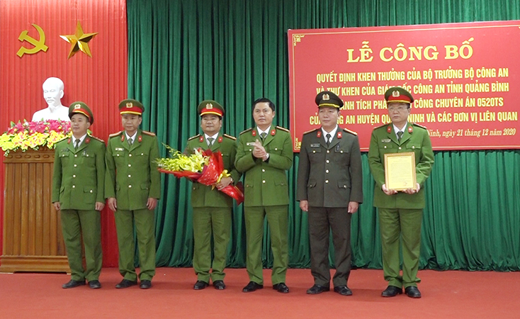 Lãnh đạo Công an tỉnh trao thư khen của Giám đốc Công an tỉnh cho Công an huyện Quảng Ninh và các đơn vị liên quan