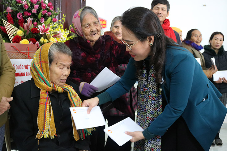 Đồng chí Phạm Thị Hân trao quà hỗ trợ bào con giáo dân bị thiệt hại nặng do mưa lũ
