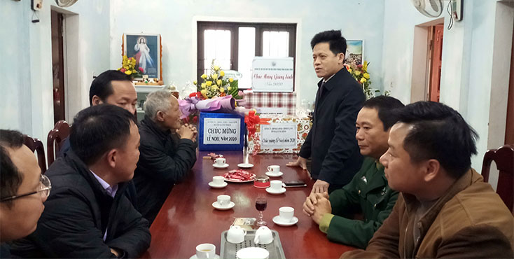 Đồng chí Lê Văn Bảo, Ủy viên Thường vụ, Trưởng Ban Dân vận Tỉnh ủy thăm hỏi đại diện linh mục giáo xứ Trừng Hải