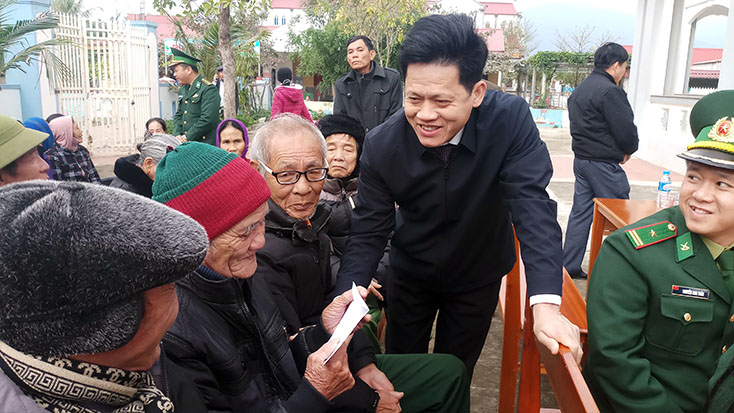 Đồng chí Lê Văn Bảo, Ủy viên Thường vụ, Trưởng Ban Dân vận Tỉnh hỏi thăm bà con giáo dân