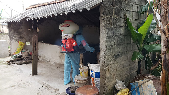 Cán bộ Chi cục Chăn nuôi và Thú y tiến hành phun tiêu độc khử trùng chuồng trại hộ có DTLCP ở thôn Phú Lộc, xã Quảng Phú.