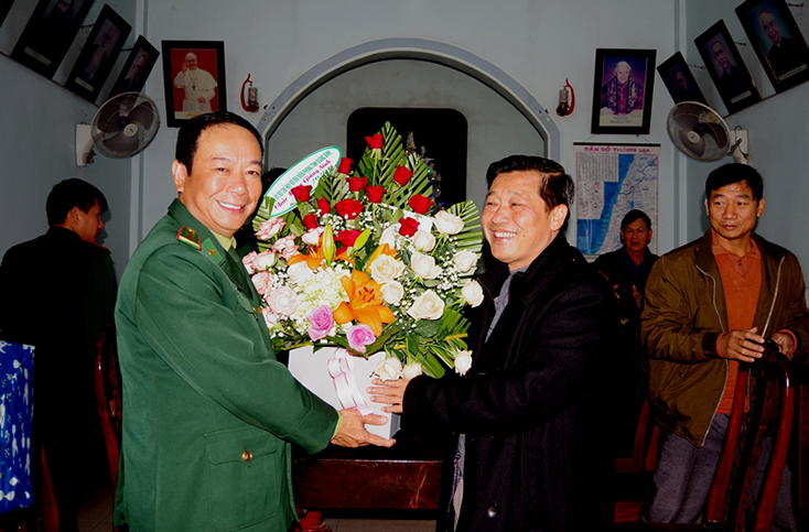 Đại tá Trịnh Thanh Bình, Tỉnh ủy viên, Chỉ huy trưởng BĐBP Quảng Bình tặng hoa chúc mừng giáo xứ Tân Mỹ (phường Quảng Phúc, TX Ba Đồn) 