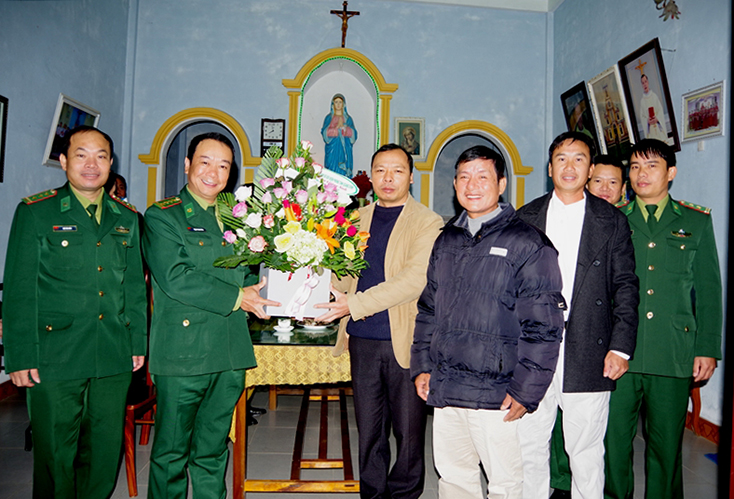 Đại tá Trịnh Thanh Bình, Tỉnh ủy viên, Chỉ huy trưởng BĐBP Quảng Bình cùng đoàn công tác tặng hoa chúc mừng giáo họ Thanh Hải (Thanh Trạch, Bố Trạch)