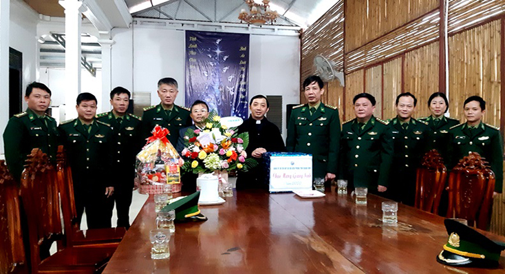 Đại tá Lê Văn Tiến, Bí thư Đảng ủy, Chính ủy BĐBP Quảng Bình cùng đoàn công tác thăm, tặng hoa chúc mừng giáo xứ Lâm Sơn (Thanh Lạng, Tuyên Hóa)            