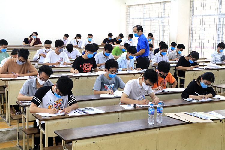 Các thí sinh thực hiện bài kiểm tra tư duy gồm hai phần trắc nghiệm và tự luận với thời gian làm bài 120 phút tại Trường Đại học Bách khoa Hà Nội, ngày 15-8-2020. Ảnh: Lê Phú/Báo Tin tức