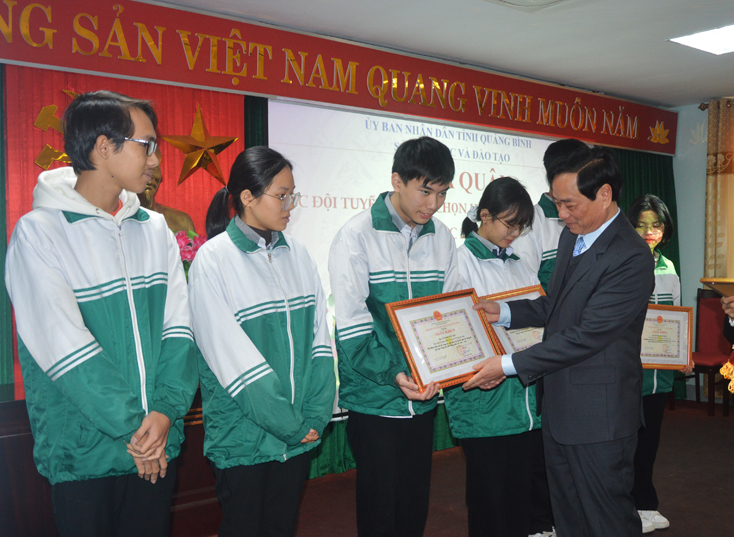 Đồng chí Giám đốc Sở GD-ĐT Đinh Quý Nhân tặng giấy khen cho các em học sinh tham gia các đội tuyển.