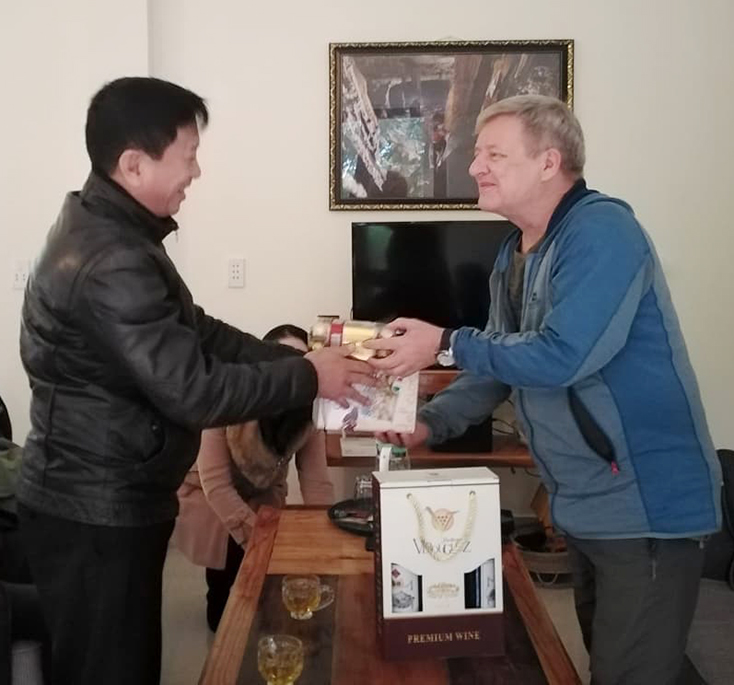  Lãnh đạo BQL VQG Phong Nha-Kẻ Bàng thăm, tặng quà gia đình ông Howard Limbert.