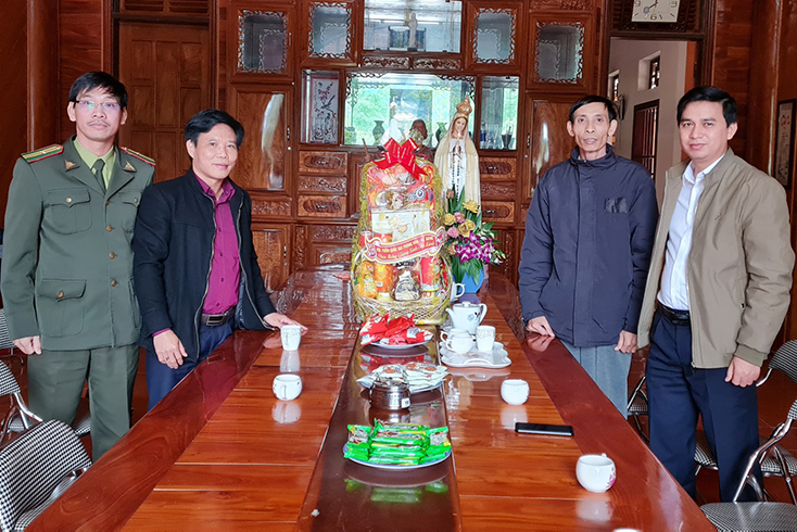  Lãnh đạo BQL VQG Phong Nha-Kẻ Bàng thăm, tặng quà Giáo xứ Troóc.