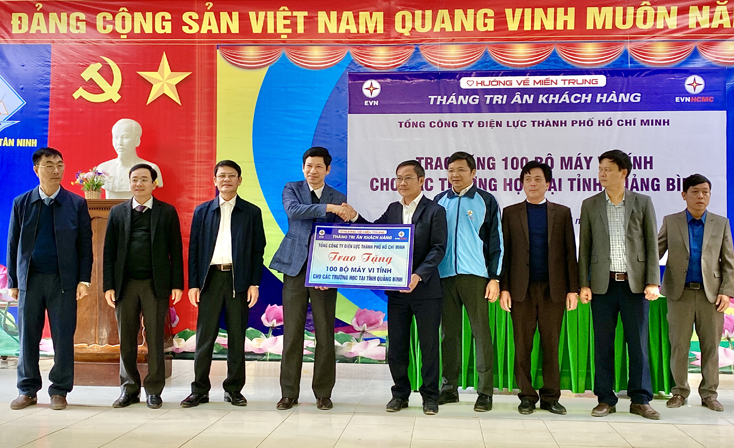Đại diện EVNHCMC trao tượng trưng 100 máy vi tính cho các trường học tỉnh Quảng Bình.