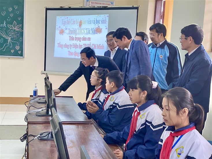 Lãnh đạo tỉnh và lãnh đạo EVNHCMC tham quan phòng tin học Trường THCS Tân Ninh sau khi được tặng máy vi tính.