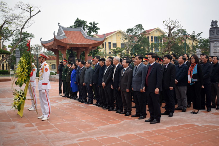 Tỉnh ủy, HĐND, UBND, Ủy ban MTTQVN tỉnh tổ chức lễ viếng, dâng hương Đền thờ Bác Hồ và các anh hùng, liệt sỹ.