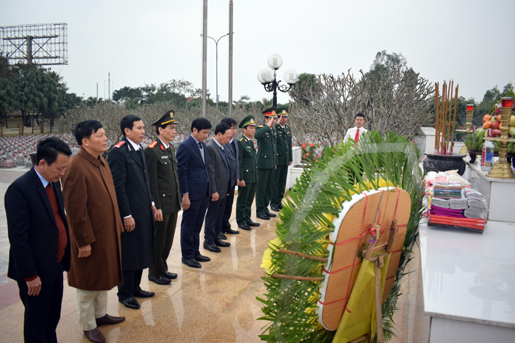 Các đại biểu kính cẩn dâng hương, hoa tại Nghĩa trang Nghĩa trang Liệt sỹ Ba Dốc.