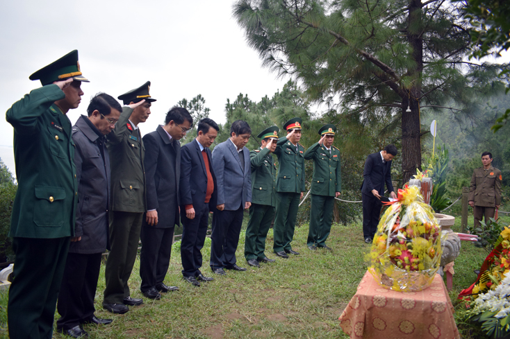 Các đồng chí trong đoàn dâng hương, hoa lên phần mộ Đại tướng Võ Nguyên Giáp và dành phút mặc niệm tưởng nhớ vị Tổng Tư lệnh đầu tiên của Quân đội nhân dân Việt Nam.