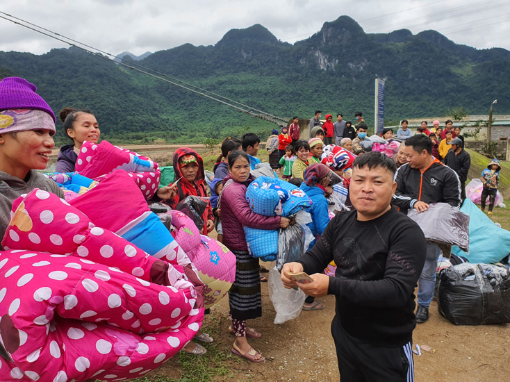 Trao quà cho bà con Vân Kiều ở bản Cây Sú.