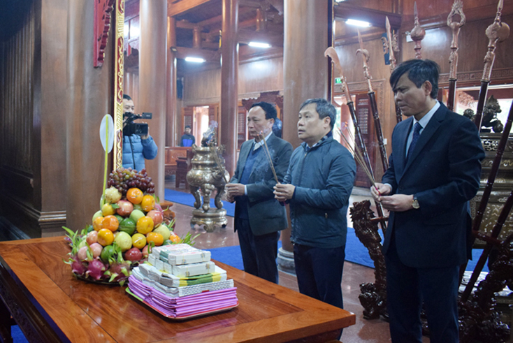 Các đồng chí Thường trực Tỉnh ủy vào chính Đền thờ Bác Hồ và các Anh hùng, liệt sỹ dâng hương và hoa.