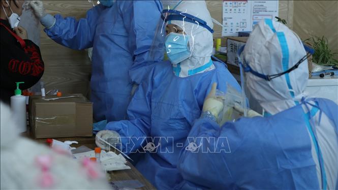  Nhân viên y tế làm việc tại điểm xét nghiệm COVID-19 tại thành phố Tuy Phân Hà, tỉnh Hắc Long Giang, Trung Quốc ngày 11-12-2020. Ảnh: THX/TTXVN