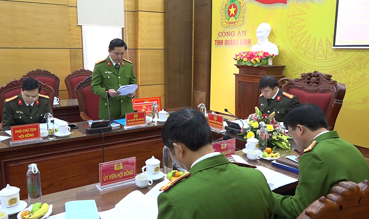 Đại tá Nguyễn Tiến Hoàng Anh, Phó Giám đốc Công an tỉnh, chủ nhiệm đề tài trình bày báo cáo kết quả nghiên cứu đề tài.