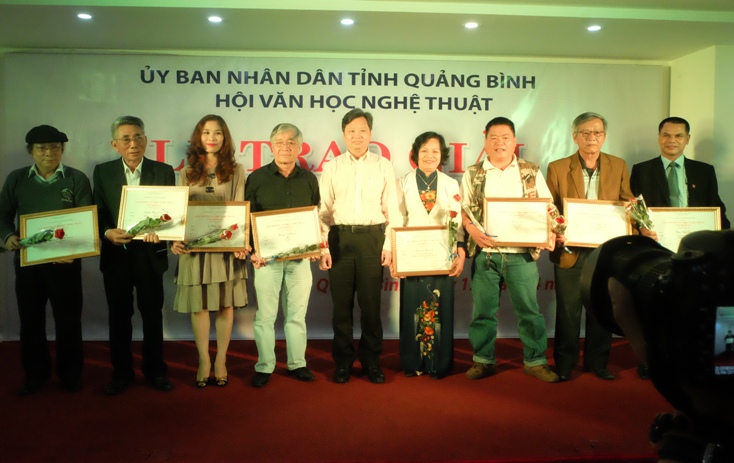 Đồng chí Nguyễn Tiến Hoàng, Phó Chủ tịch UBND tỉnh trao giải A Giải thưởng VHNT Lưu Trọng Lư cho các tác giả đoạt giải.