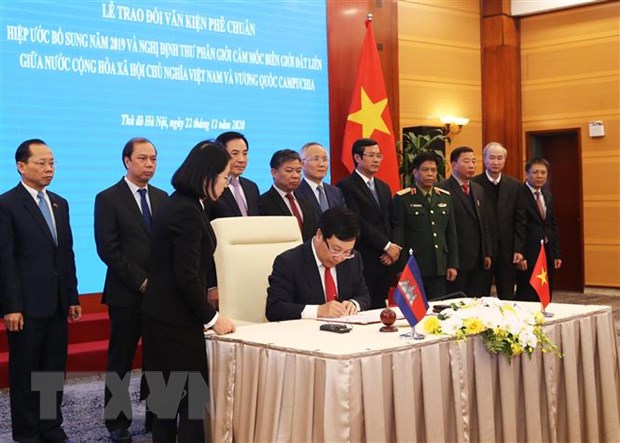 Phó Thủ tướng, Bộ trưởng Bộ Ngoại giao Phạm Bình Minh ký văn kiện phê chuẩn Hiệp ước bổ sung năm 2019 và Nghị định thư phân giới cắm mốc biên giới đất liền giữa Việt Nam và Campuchia. (Ảnh: Lâm Khánh/TTXVN)