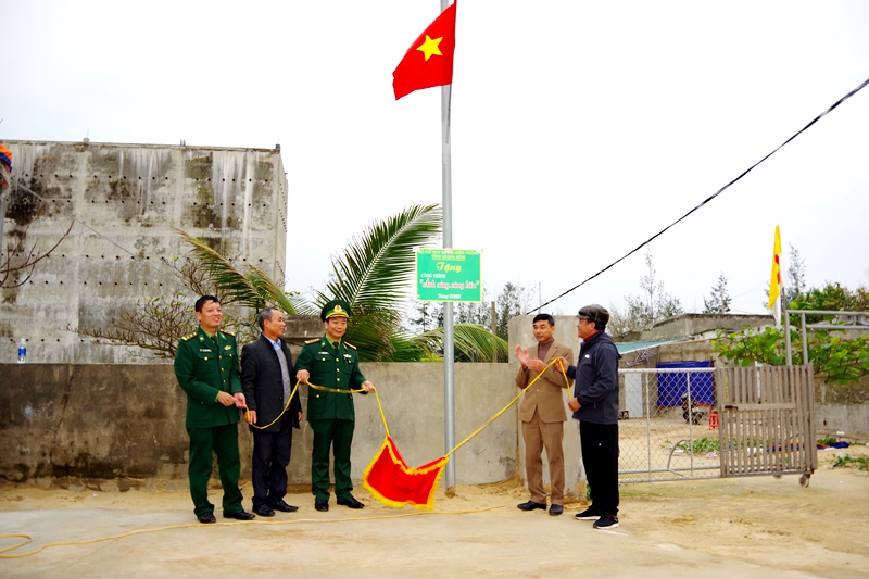 cắt băng khánh thành công trình “Ánh sáng vùng biên” (ở thôn  Xuân Hòa, xã Quảng Xuân, huyện Quảng Trạch)