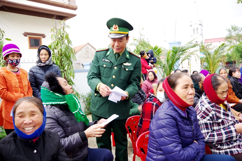 Đại tá Trịnh Thanh Bình, Tỉnh ủy viên, Chỉ huy trưởng BĐBP Quảng Bình tặng quà cho giáo dân tại buổi lễ bàn giao công trình “Ánh sáng vùng biên”.