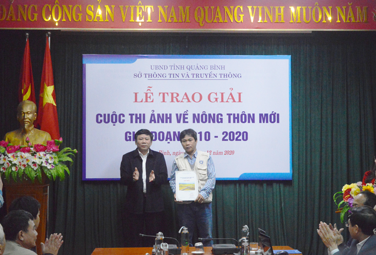 Đồng chí Giám đốc Sở Thông tin và Truyền thông trao giải nhất cho tác giả Phạm Văn Thức