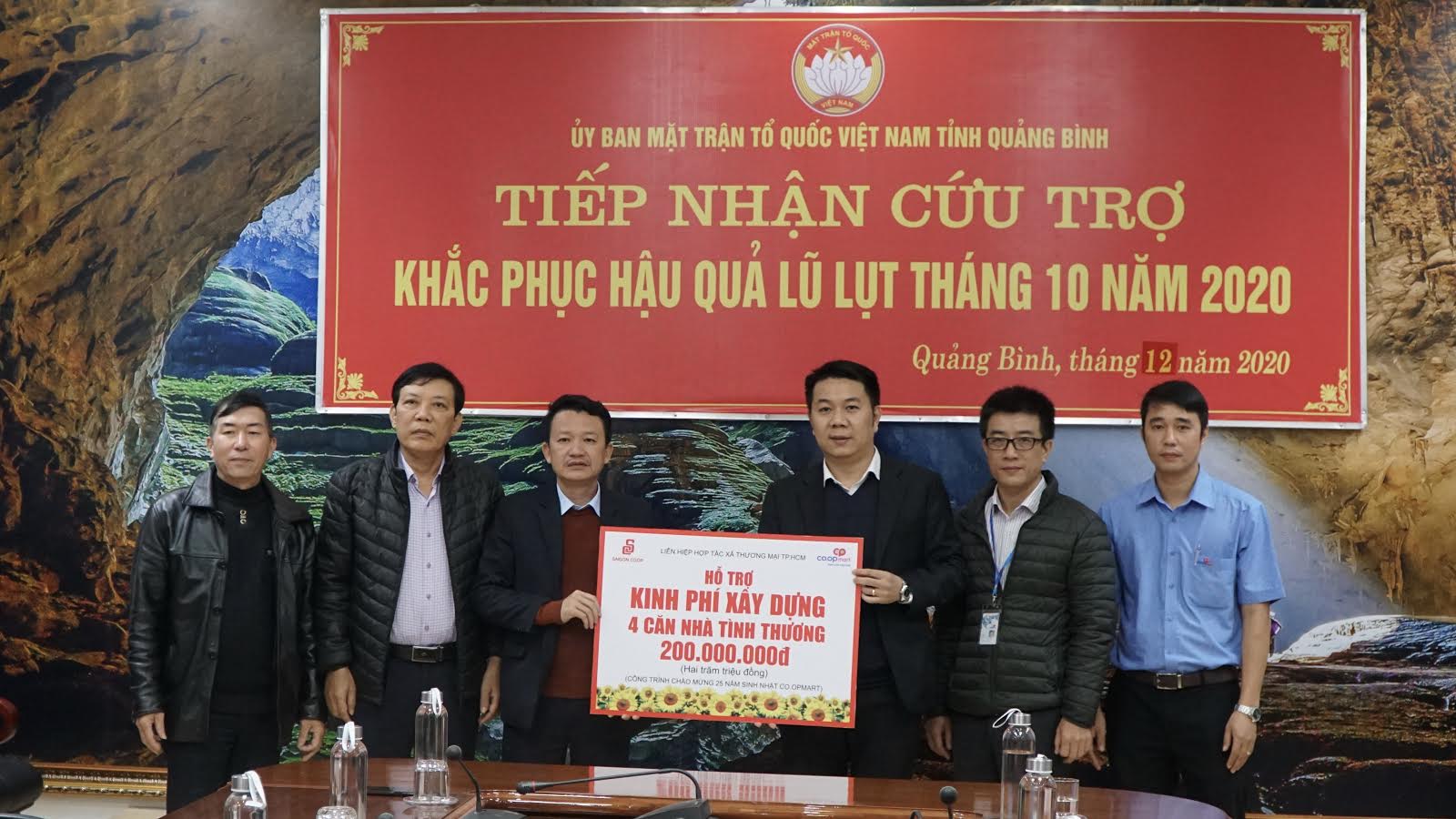 Đại diện siêu thị co.op Quảng Bình trao tặng 200 triệu đồng hỗ trợ người dân