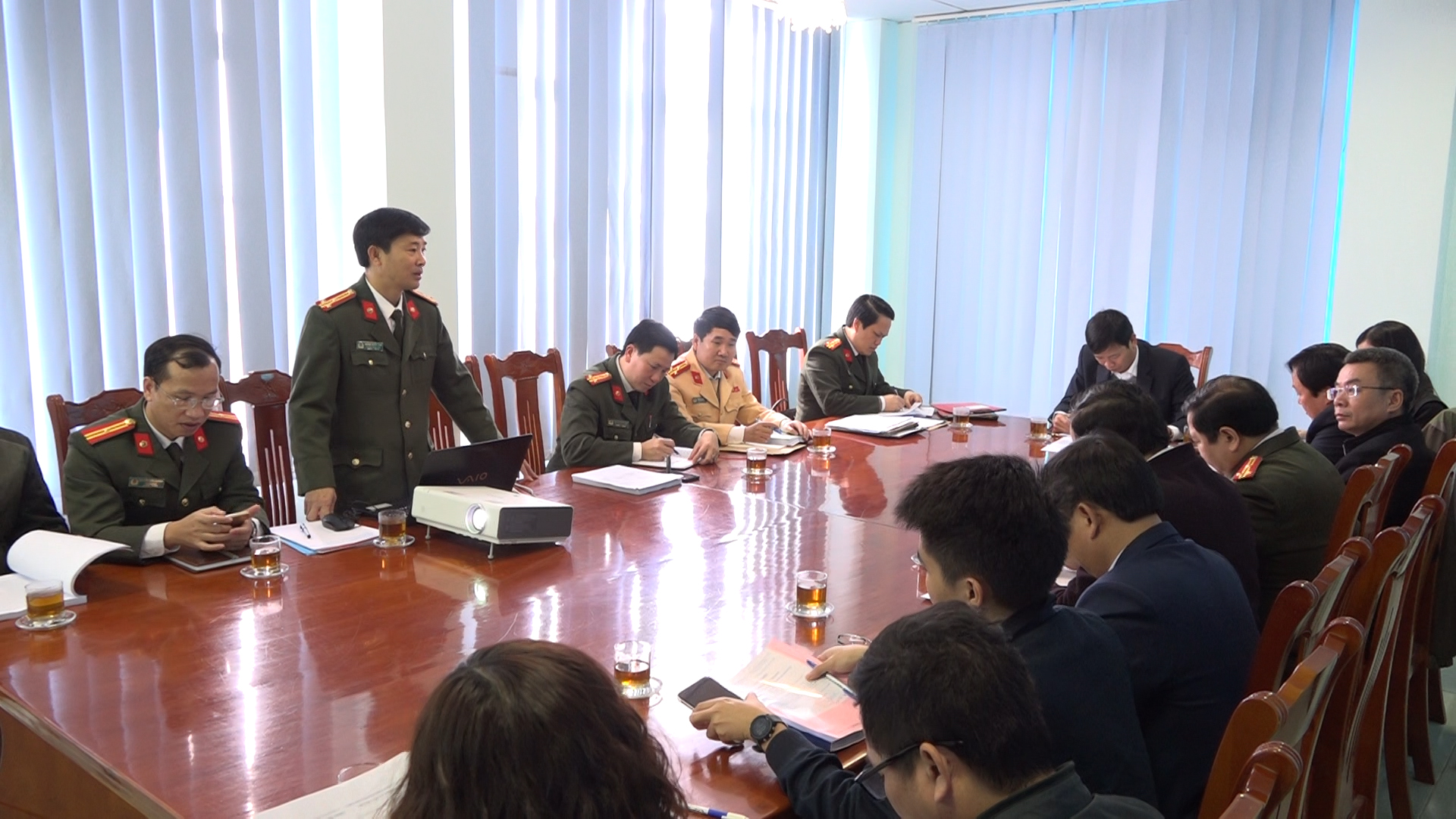  Thượng tá, Tiến sỹ Hoàng Giang Nam, chủ nhiệm đề tài báo cáo quá trình nghiên cứu trước Hội đồng nghiệm thu.