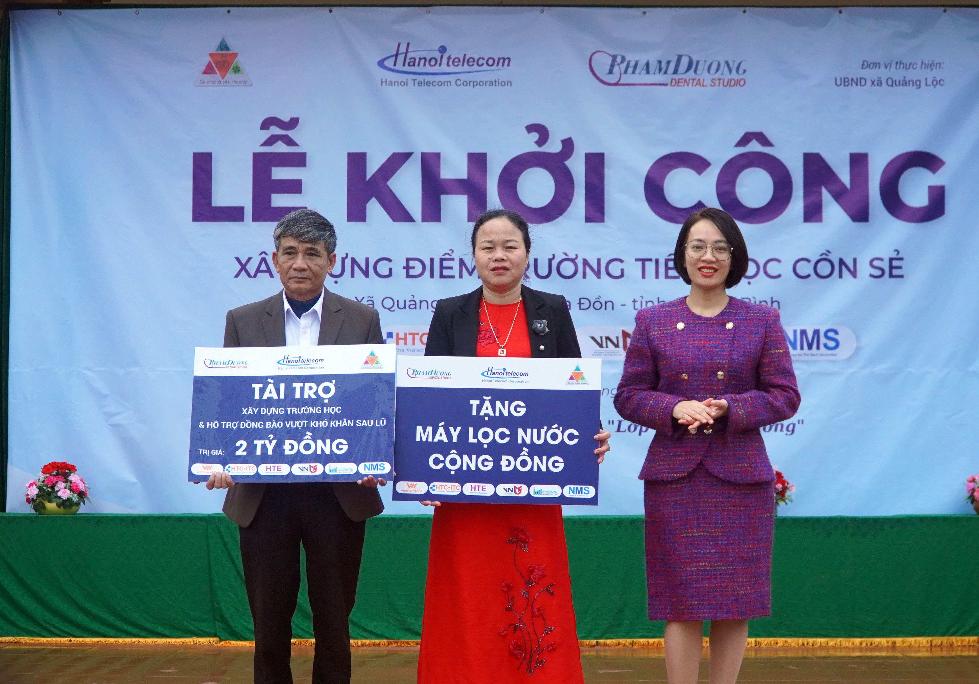 Đại diện Hanoi Telecom trao kinh phí tài trợ cho Trường tiểu học Cồn Sẻ