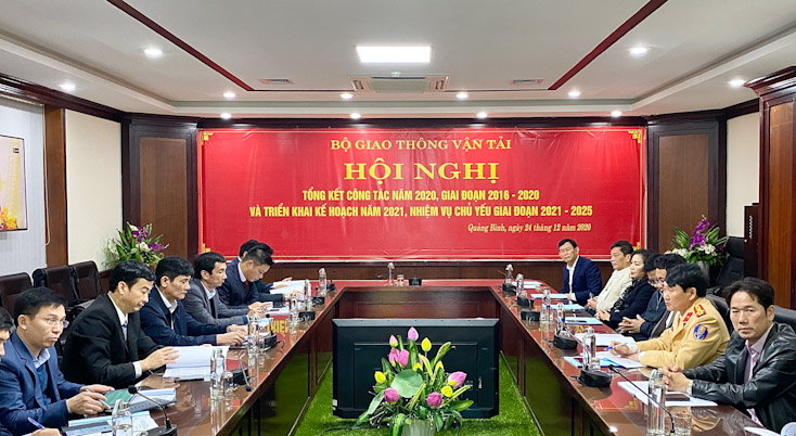 Các đại biểu tham dự hội nghị trực tuyến tại điểm cầu tỉnh Quảng Bình. 