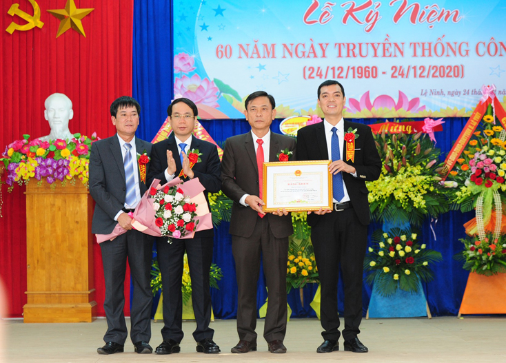 Đồng chí Phan Mạnh Hùng, Tỉnh ủy viên, Phó Chủ tịch UBND tỉnh trao bằng khen của UBND tỉnh cho Công ty CP Lệ Ninh