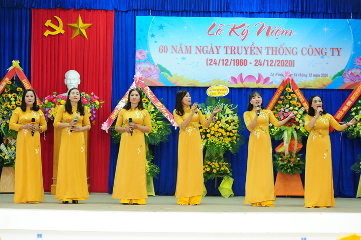 Một tiết mục văn nghệ tại lễ kỷ niệm 60 năm ngày truyền thống Công ty CP Lệ Ninh