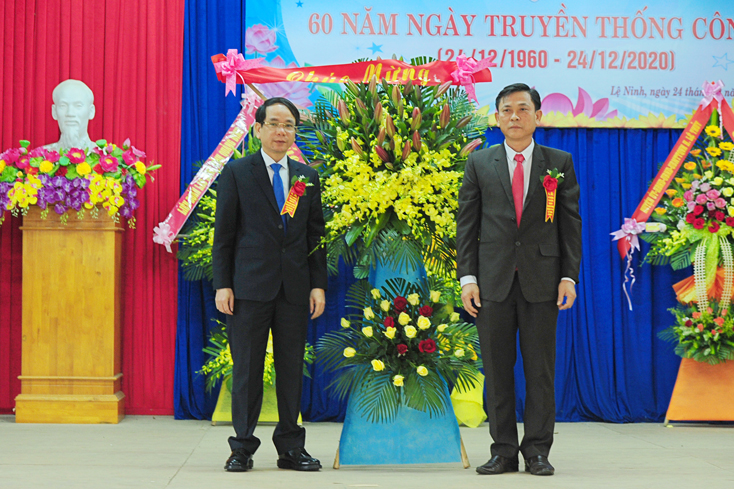 Đồng chí Phan Mạnh Hùng, Tỉnh ủy viên, Phó Chủ tịch UBND tỉnh tặng hoa chúc mừng Công ty CP Lệ Ninh nhân kỷ niệm 60 năm ngày truyền thống