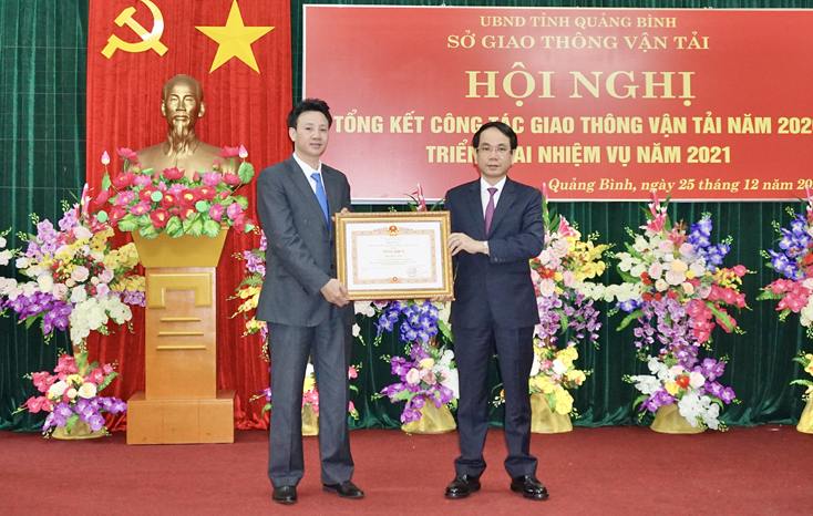 Thừa ủy quyền của Thủ tướng Chính phủ, đồng chí Phan Mạnh Hùng, Phó Chủ tịch UBND tỉnh trao bằng khen của Thủ tướng Chính phủ cho 1 cá nhân vì đã có thành tích xuất sắc trong công tác giai đoạn 2017-2019.
