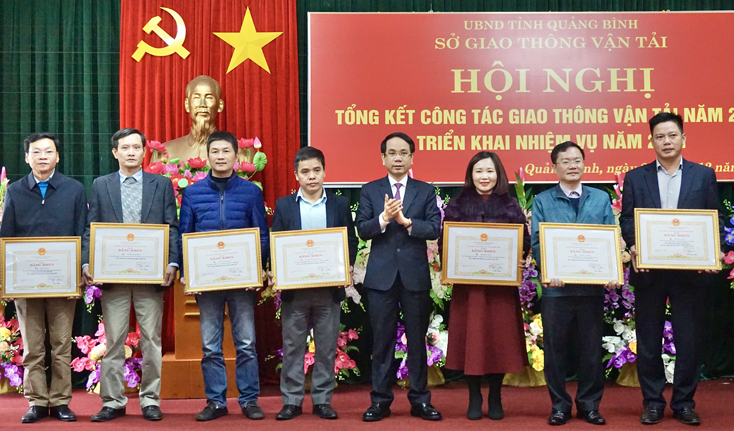 Đồng chí Phan Mạnh Hùng, Phó Chủ tịch UBND tỉnh trao tặng bằng khen của Chủ tịch UBND tỉnh cho các cá nhân có thành tích xuất sắc tiêu biểu năm 2020.  