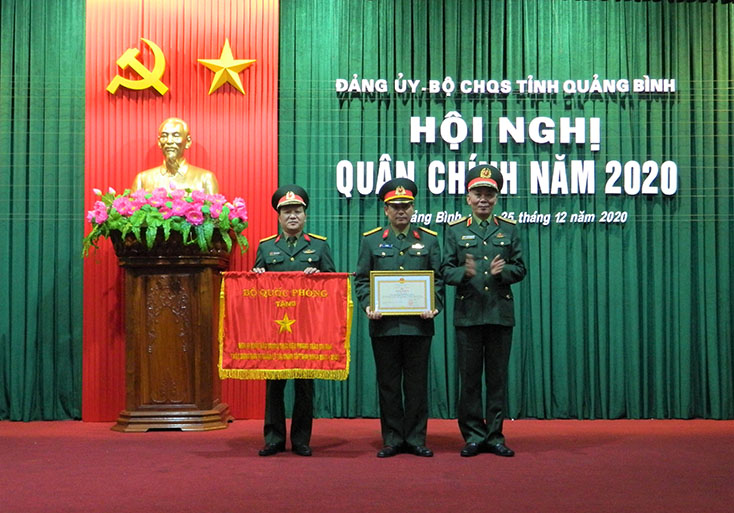 Thừa ủy quyền của Bộ Trưởng Bộ Quốc phòng, đồng chí Thiếu tướng Nguyễn Đức Hóa, Phó Chính ủy Quân khu 4 trao cờ đơn vị xuất sắc cho Bộ CHQS tỉnh và bằng khen cho cá nhân Đại tá Lê Văn Vỹ.