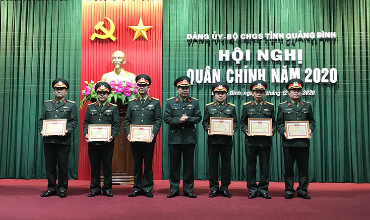 Đại tá Lê Văn Vỹ, Chỉ huy trưởng, Bộ CHQS tỉnh trao danh hiệu đơn vị quyết thắng năm 2020 cho các tập thể