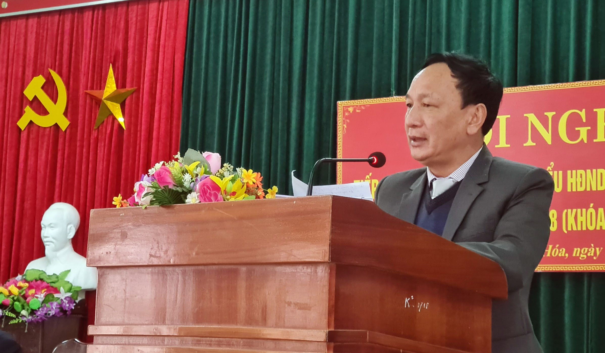 Trần Hải Châu, Phó Bí thư Thường trực Tỉnh ủy, Chủ tịch HĐND tỉnh ghi nhận các ý kiến cử tri.