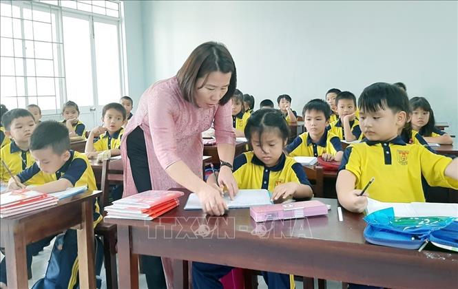  Giáo viên trường Tiểu học Âu Cơ (thành phố Tuy Hòa, Phú Yên) dạy học môn Tiếng Việt lớp 1 theo Chương trình giáo dục phổ thông mới. Ảnh: TTXVN