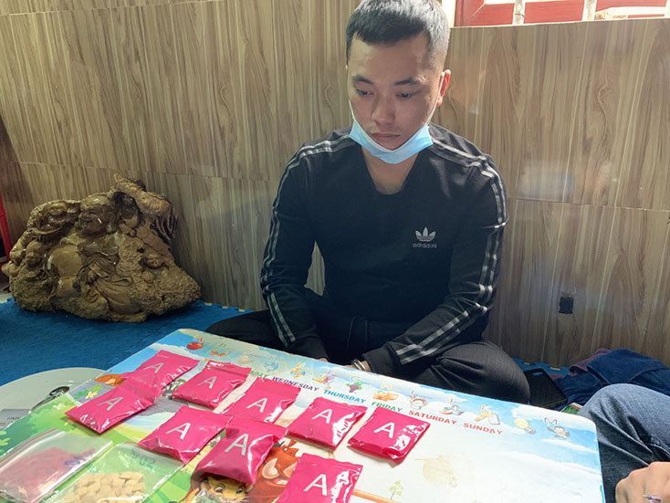 Đối tượng Cao Quang Trung cùng số ma túy thu giữ được từ chuyên án