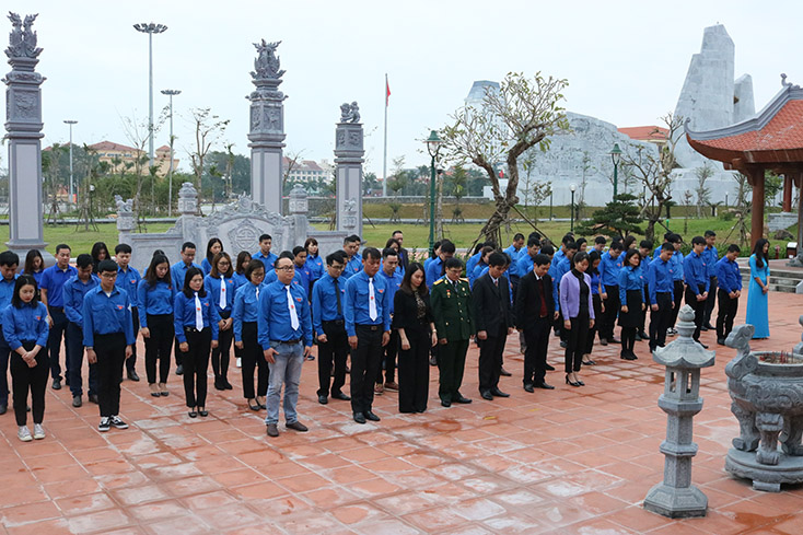 Các đại biểu tham gia lễ dâng hương báo công tại Đền thờ Bác hồ và các anh hùng liệt sỹ