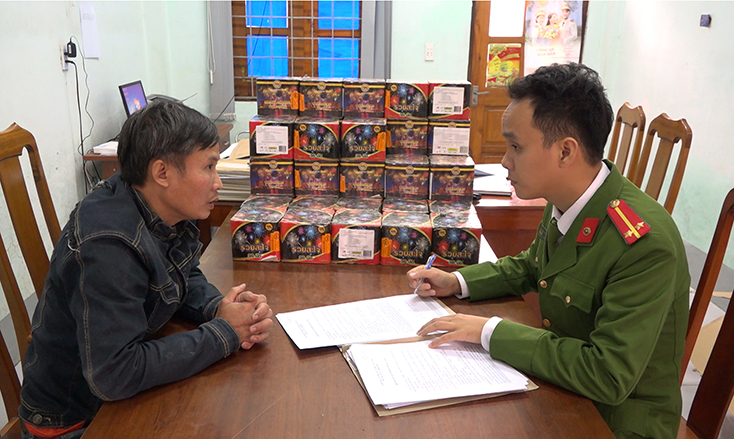 Công an lấy lời khai đối tượng Nguyễn Tiến Trung về hành vi buôn bán trái phép hơn 62kg pháo.